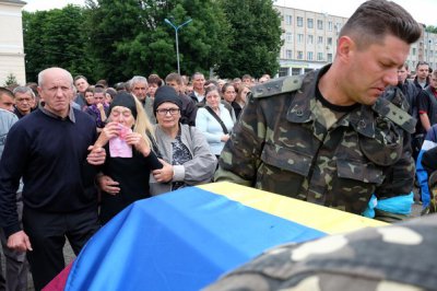 На прощання із загиблими солдатами прийшли сотні чернівчан