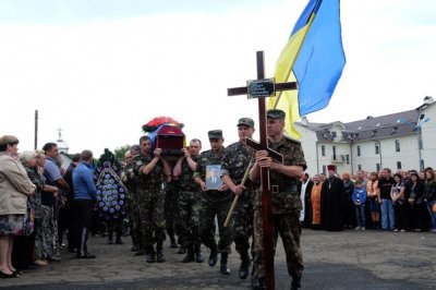 На прощання із загиблими солдатами прийшли сотні чернівчан