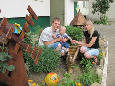 Батько із сином зробили біля багатоповерхівки казкове містечко (ФОТО)