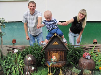 Батько із сином зробили біля багатоповерхівки казкове містечко (ФОТО)