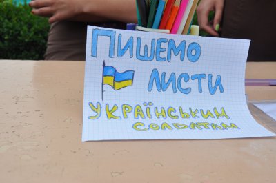 На Центральній площі Чернівців писали листи підтримки воїнам на Сході