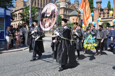 Магістрам ЧНУ вручили дипломи