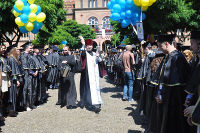 Магістрам ЧНУ вручили дипломи