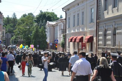 Магістрам ЧНУ вручили дипломи