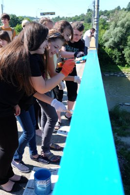 У Чернівцях міст розмалювали в національні кольори (ФОТО)