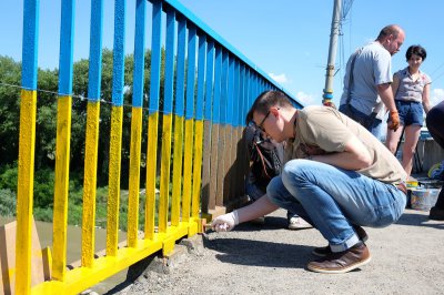 У Чернівцях міст розмалювали в національні кольори (ФОТО)