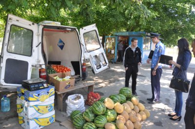 У Чернівцях мобільна робоча розганяє стихійну торгівлю (ФОТО)