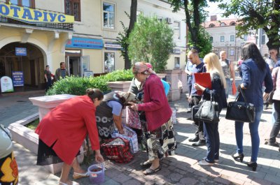 У Чернівцях мобільна робоча розганяє стихійну торгівлю (ФОТО)