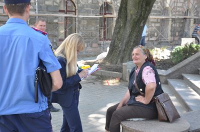 У Чернівцях мобільна робоча розганяє стихійну торгівлю (ФОТО)