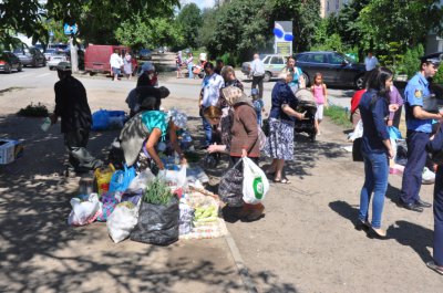 У Чернівцях мобільна робоча розганяє стихійну торгівлю (ФОТО)