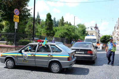 У Чернівцях через припарковане авто не могла виїхати "швидка" (ФОТО)