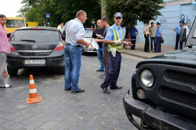 У Чернівцях міліцейський "бобик" зіткнувся з іномаркою (ФОТО)