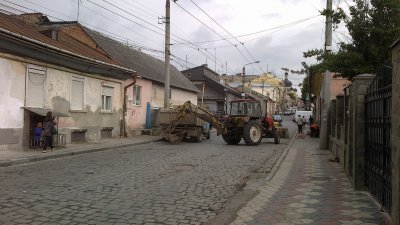 На вулиці Руській обмежили рух транспорту - працюють комунальники