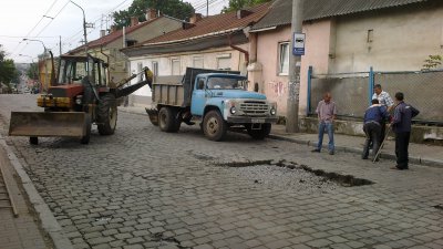 На вулиці Руській обмежили рух транспорту - працюють комунальники