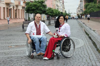 В Чернівцях інваліди-візочники провели парад у вишиванках (ФОТО)