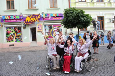 В Чернівцях інваліди-візочники провели парад у вишиванках (ФОТО)