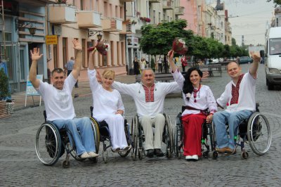 В Чернівцях інваліди-візочники провели парад у вишиванках (ФОТО)