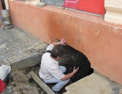 У Чернівцях незаконно викопали яму під фундаментом історичної будівлі