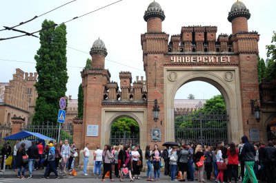 Під ЧНУ вже біля тисячі людей