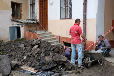 У Чернівцях продовжують копати під будинком на Заньковецької, 16 (ФОТО)