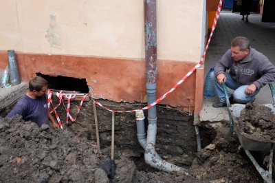 У Чернівцях продовжують копати під будинком на Заньковецької, 16 (ФОТО)