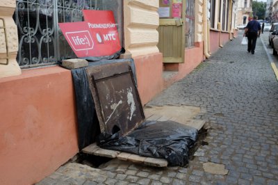 У Чернівцях продовжують копати під будинком на Заньковецької, 16 (ФОТО)