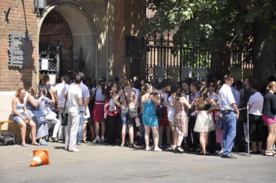 До кінця дня документи в ЧНУ прийматимуть лише в тих, хто приїхав здалеку