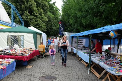 Від футболки до ковбас: чим торгують на "Петрівському ярмарку" (ФОТО)