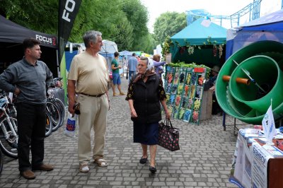 Від футболки до ковбас: чим торгують на "Петрівському ярмарку" (ФОТО)