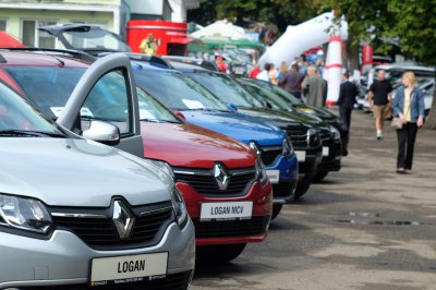 Від футболки до ковбас: чим торгують на "Петрівському ярмарку" (ФОТО)