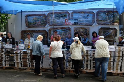 Від футболки до ковбас: чим торгують на "Петрівському ярмарку" (ФОТО)