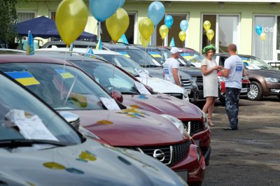 Від футболки до ковбас: чим торгують на "Петрівському ярмарку" (ФОТО)