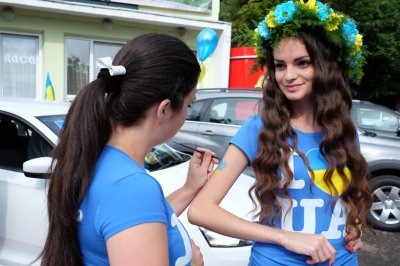 Від футболки до ковбас: чим торгують на "Петрівському ярмарку" (ФОТО)