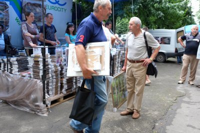 Від футболки до ковбас: чим торгують на "Петрівському ярмарку" (ФОТО)