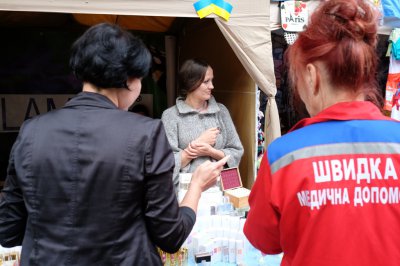 Від футболки до ковбас: чим торгують на "Петрівському ярмарку" (ФОТО)