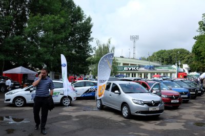 Від футболки до ковбас: чим торгують на "Петрівському ярмарку" (ФОТО)