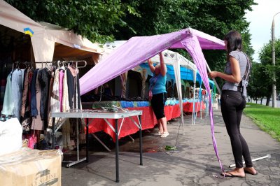 Від футболки до ковбас: чим торгують на "Петрівському ярмарку" (ФОТО)