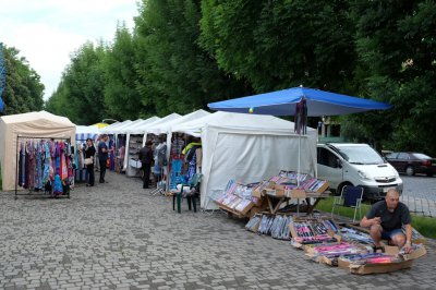 Від футболки до ковбас: чим торгують на "Петрівському ярмарку" (ФОТО)