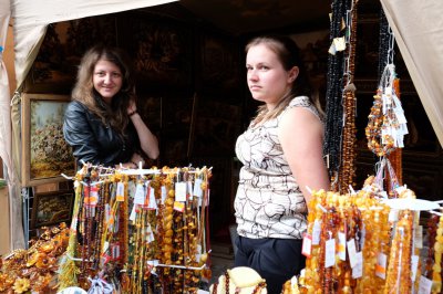 Від футболки до ковбас: чим торгують на "Петрівському ярмарку" (ФОТО)