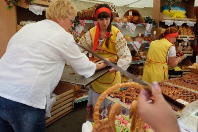 Від футболки до ковбас: чим торгують на "Петрівському ярмарку" (ФОТО)