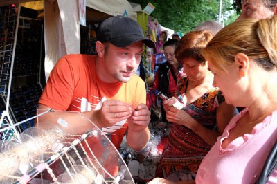 Від футболки до ковбас: чим торгують на "Петрівському ярмарку" (ФОТО)