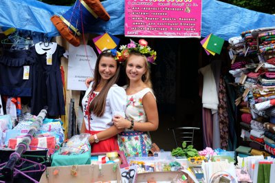 Від футболки до ковбас: чим торгують на "Петрівському ярмарку" (ФОТО)