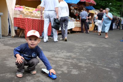 Від футболки до ковбас: чим торгують на "Петрівському ярмарку" (ФОТО)