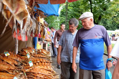 Від футболки до ковбас: чим торгують на "Петрівському ярмарку" (ФОТО)