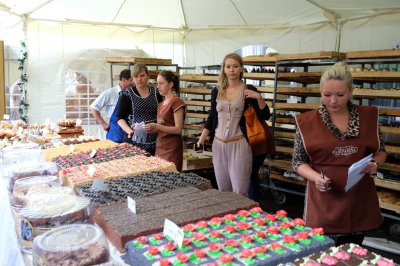 Від футболки до ковбас: чим торгують на "Петрівському ярмарку" (ФОТО)