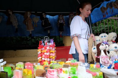 Від футболки до ковбас: чим торгують на "Петрівському ярмарку" (ФОТО)