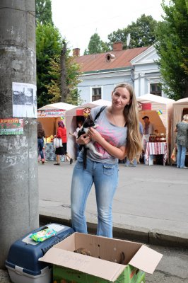 Від футболки до ковбас: чим торгують на "Петрівському ярмарку" (ФОТО)