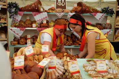 Від футболки до ковбас: чим торгують на "Петрівському ярмарку" (ФОТО)