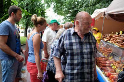 Від футболки до ковбас: чим торгують на "Петрівському ярмарку" (ФОТО)