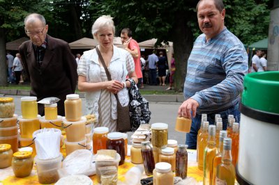 Від футболки до ковбас: чим торгують на "Петрівському ярмарку" (ФОТО)